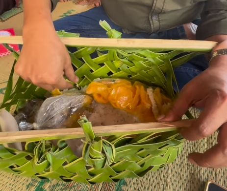 Tradisi Unik di Gunungkidul, Sego Kiso dalam 'Tas Ayam' Daun Kelapa