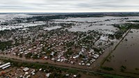 Pemandangan dari drone menunjukkan banjir yang disebabkan oleh hujan lebat di Campana, Buenos Aires, Argentina. Banjir parah itu terjadi sejak Sabtu (17/5). REUTERS/Matias Baglietto