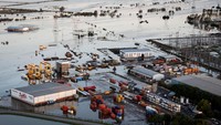 Banjir menyebabkan evakuasi massal karena penduduk berjuang mengatasi naiknya air. 