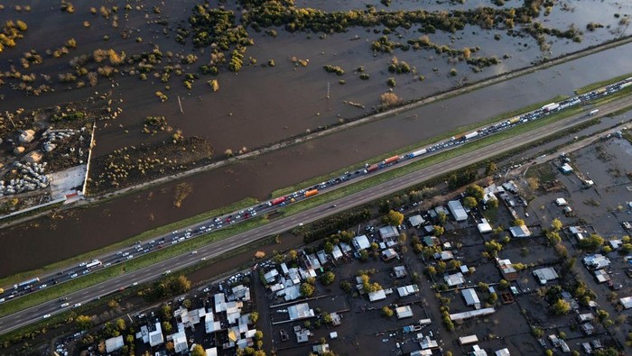 Foto Udara Banjir Rendam Jantung Pertanian Argentina A drone view shows flooding caused by heavy rains, in Campana, Buenos Aires, Argentina May 18, 2025. REUTERS/Martin Cossarini