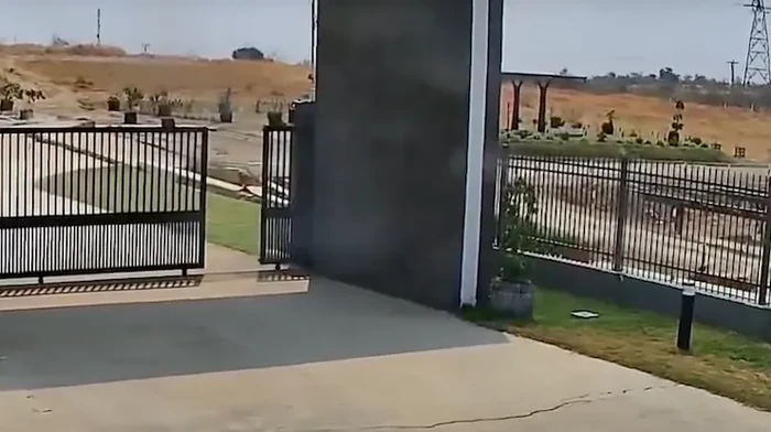 Kamera keamanan di fasilitas energi surya Thapyay Wa milik GP Energy Myanmar menangkap momen tersebut, yang terlihat dalam sebuah video yang diunggah ke Facebook oleh Htin Aung.