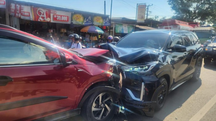 Mobil dinas yang ditumpangi Kapolres Gowa AKBP Aldy Sulaiman tabrakan dengan Daihatsu Terios di Jalan Poros Gowa-Takalar.