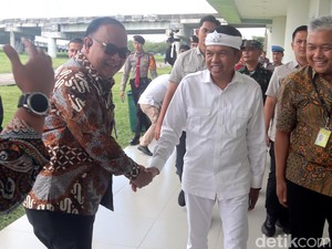 Berpakaian Serba Putih, Dedi Mulyadi Hadiri detikcom Regional Summit