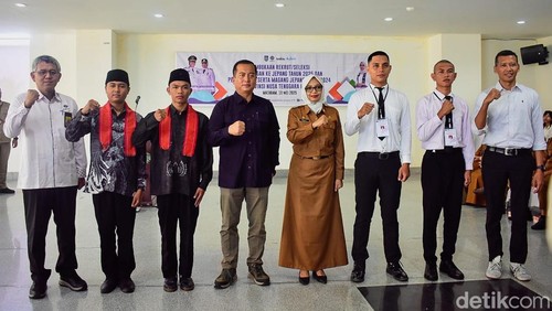 Gubernur NTB Lalu Muhamad Iqbal mengirim 62 peserta magang asal NTB ke Jepang, Senin (19/5/2025). (Ahmad Viqi/detikBali).