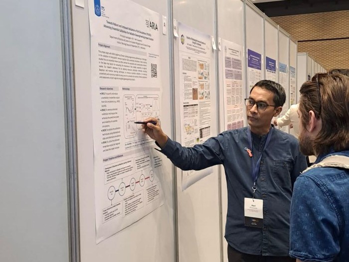 Guru Besar Departemen Statistika ITS Prof Dr rer pol Heri Kuswanto MSi saat memaparkan risetnya tentang pemodelan iklim yang berhasil meraih pendanaan riset dari Inggris dan merupakan satu-satunya dari Indonesia