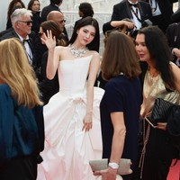 Bintang drama Korea Gyeongseong Creature itu tampil memesona berbalut gaun putih beraksen pita, memperagakan kemewahan koleksi perhiasan Boucheron. Foto: dok. Instagram @gqtaiwan