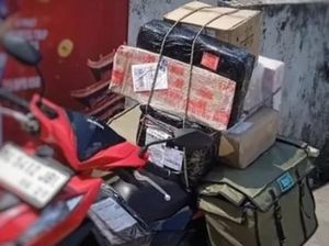 Video: 2 Pria Nekat Curi Sekarung Paket di Jakbar Saat Kurir Lagi Salat