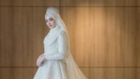 Inara Rusli mengatakan cuma sedang menjadi model gaun pengantin. (Foto: dok Instagram)