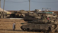 Kendaraan militer beroperasi di dekat perbatasan Israel-Gaza, tampak dari sisi Israel, Senin (19/5/2025).