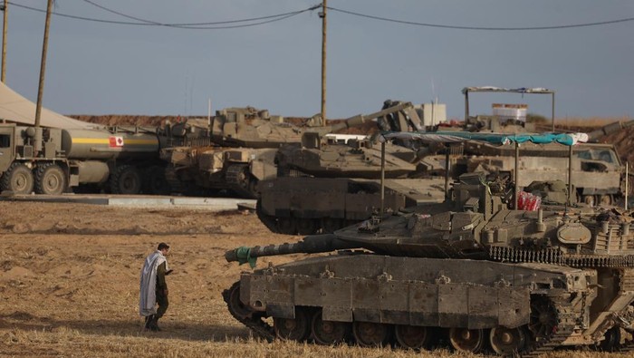 Kendaraan tempur Israel tampak bergerak di perbatasan Gaza. Situasi keamanan di Gaza pun makin memanas.