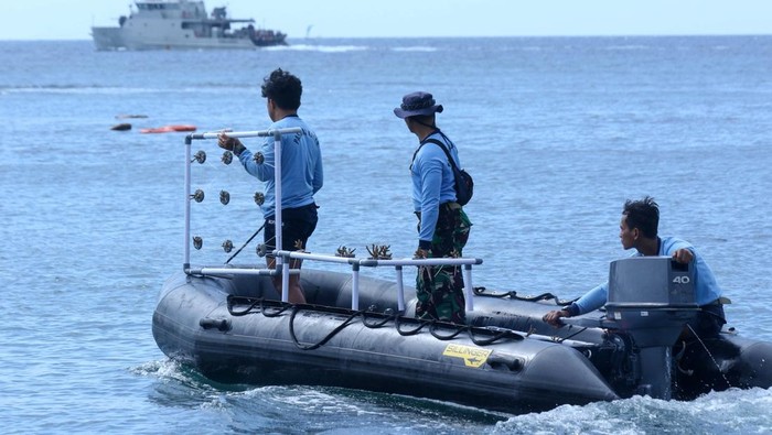 Prajurit Komando Pasukan Katak (Kopaska) TNI AL merangkai bibit terumbu karang yang akan di tanam di Pantai Bangsring, Banyuwangi, Jawa Timur, Senin (19/5/2025). Kegiatan tersebut merupakan bagian dari upaya rehabilitasi terumbu karang di zona konservasi bawah laut serta sebagai bentuk kontribusi TNI AL dalam menjaga ekosistem laut agar dapat meningkatkan daya tarik wisata bahari di kawasan itu. ANTARA FOTO/Budi Candra Setya