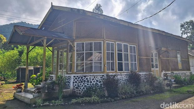 Kantor Afdeling Kalisengon yang Terbakar