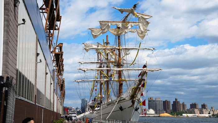 The Mexican Navy training vessel Cuauhtemoc is seen with broken masts while docked at a pier, after striking the Brooklyn Bridge overnight in New York City, U.S., May 18, 2025.  REUTERS/Eduardo Munoz     TPX IMAGES OF THE DAY
