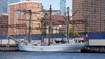 Kapal AL Meksiko yang Tabrak Jembatan Brooklyn Berlabuh di New York
