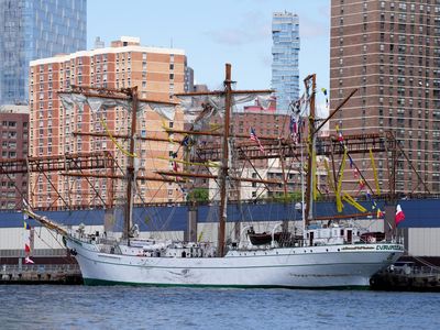 Kapal AL Meksiko yang Tabrak Jembatan Brooklyn Berlabuh di New York