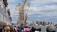 Kapal Cuauhtémoc, yang diluncurkan pada tahun 1982, merupakan kapal pelatihan utama Angkatan Laut Meksiko dan sering digunakan dalam misi diplomatik serta pelatihan kadet. Tur pelatihan tahun ini direncanakan mengunjungi 22 pelabuhan di 15 negara selama 170 hari. REUTERS/Eduardo Munoz