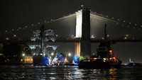 Insiden ini menyoroti pentingnya keselamatan navigasi di perairan padat seperti East River dan perlunya evaluasi terhadap prosedur pelayaran kapal tinggi di bawah jembatan dengan ketinggian terbatas. REUTERS/Bjorn Kils/New York Media Boat