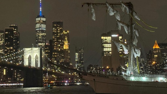 Kapal Latih Meksiko Tabrak Jembatan Brooklyn, 2 Kadet Tewas A Mexican Navy training ship is seen in front of the Manhattan Bridge, after it was damaged having run into into the Brooklyn Bridge in New York City, U.S., May 17, 2025. REUTERS/Santiago Lyon