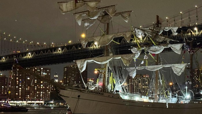 A Mexican Navy training ship is seen in front of the Manhattan Bridge, after it was damaged having run into into the Brooklyn Bridge in New York City, U.S., May 17, 2025. REUTERS/Santiago Lyon