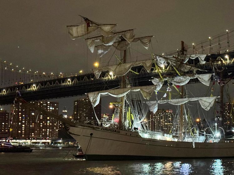 Kapal Latih Meksiko Tabrak Jembatan Brooklyn, 2 Kadet Tewas