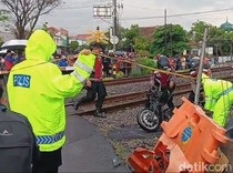 Detik-detik Kereta Malioboro Ekspres Tabrak 7 Motor di Magetan