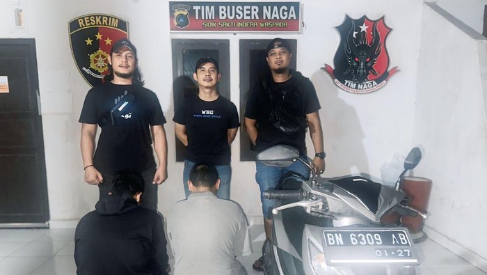 Kedua pelaku pencurian setelah berhasil diamankan polisi.