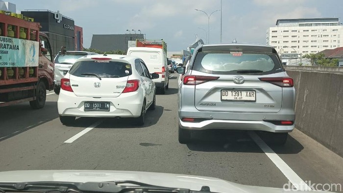 Kemacetan di Jalan Tol Layang AP Makassar.