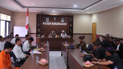 Kesepakatan restorative justice antara pemedek dan pecalang di Polres Karangasem, Senin (19/5/2025)