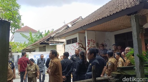 Komisi IV DPRD Gianyar bersama jajaran OPD Gianyar mengecek lokasi pembangunan rumah singgah untuk siswa SLBN 1 Gianyar di Jalan Kebo Iwa, Gianyar, Bali, Senin (19/5/2025). (Foto: Ni Komang Ayu Leona/detikBali)