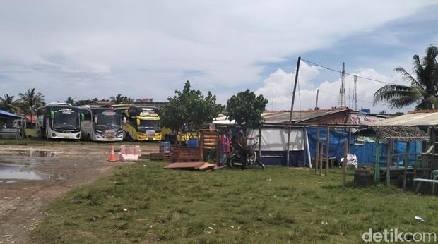 Kondisi Lapang Katapang Doyong yang sudah menjadi lahan parkir sementara Pantai Pangandaran