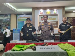 Video: Momen Petugas Gabungan Bongkar Posko Ormas Meresahkan di Jaksel