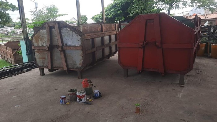 Pemerintah Kota melalui Dinas Lingkungan Hidup (DLH) terus mengebut perbaikan kontainer truk sampah rusak yang sempat menjadi sorotan warga.