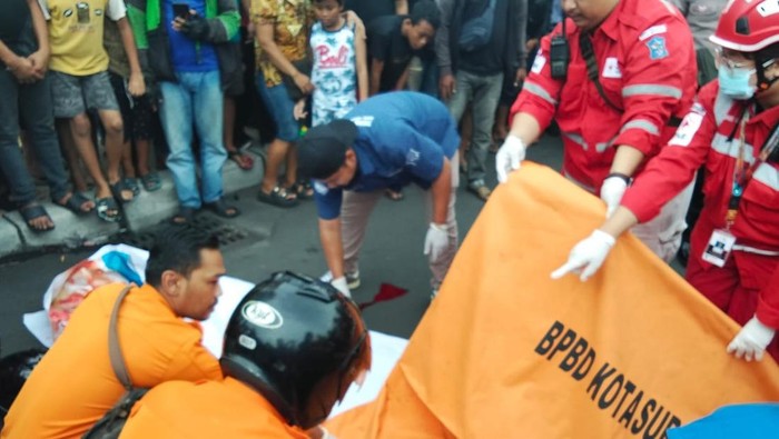 Korban Kecelakaan Surabaya Dievakuasi