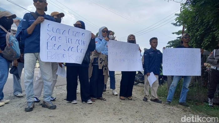 PPS di Kabupaten Sigi menggelar aksi di depan Kantor Komisi Pemilihan Umum (KPU) Sigi, Senin (19/5/2025).