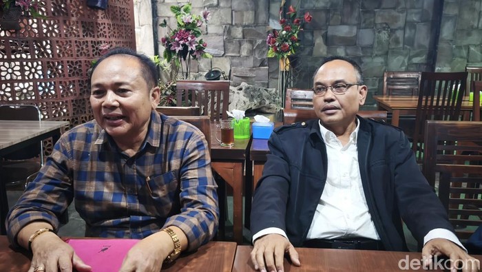 Kuasa hukum eks karyawan PT Sritex dari DPD KSPSI Jateng, Machasin Rochman, dan Asnawi, saat konferensi pers di Penumping, Kecamatan Laweyan, Kota Solo, Senin (19/5/2025).