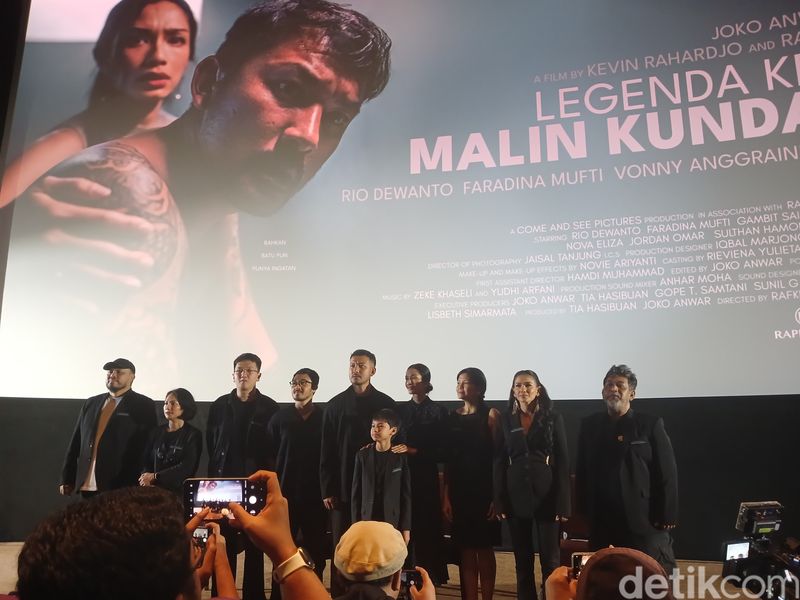 Cast dan kru film Legenda Kelam Malin Kundang saat konferensi pers di XXI Epicentrum, Kuningan, Jakarta Selatan pada Senin (19/5/2025). Legenda Kelam Malin Kundang merupakan proyek terbaru Come and See Pictures, rumah produksi Joko Anwar.