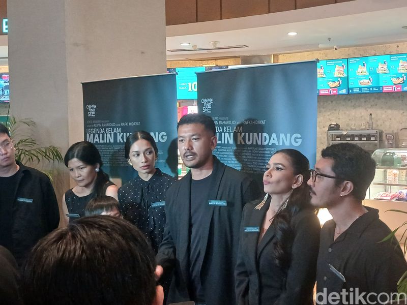 Cast dan kru film Legenda Kelam Malin Kundang saat konferensi pers di XXI Epicentrum, Kuningan, Jakarta Selatan pada Senin (19/5/2025). Legenda Kelam Malin Kundang merupakan proyek terbaru Come and See Pictures, rumah produksi Joko Anwar.