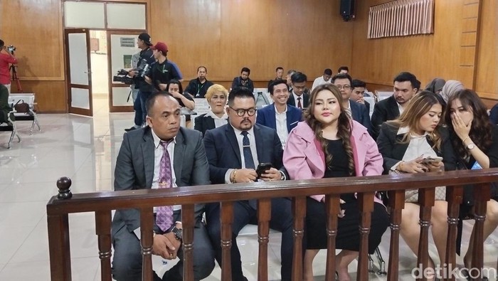 Lisa Mariana dan pengacaranya di PN Bandung.