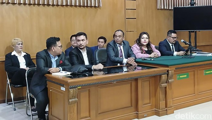 Lisa Mariana saat sidang gugatan ke Ridwan Kamil yang digelar di PN Bandung, Kota Bandung, Senin (19/5/2025).
