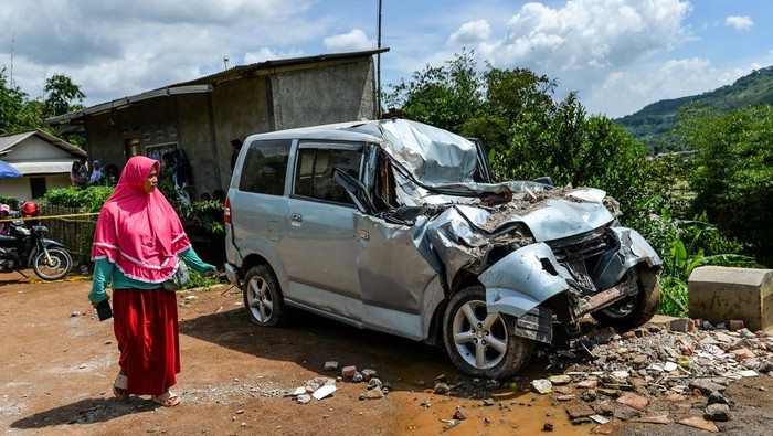 Longsor Rusak Fasilitas Desa dan Rumah Warga di Nagreg Anggota TNI menyingkirkan material bangunan yang runtuh akibat longsor di Desa Kendan, Kecamatan Nagreg, Kabupaten Bandung, Jawa Barat, Senin (19/5/2025). Longsor yang terjadi pada Minggu 18/5 malam tersebut mengakibatkan kompleks kantor dan fasilitas desa serta satu rumah warga rusak berat dan tiga orang mengalami luka-luka. ANTARA FOTO/Raisan Al Farisi/tom.