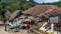 Material longsor menimbun area permukiman dan fasilitas publik di Desa Kendan, Kecamatan Nagreg, usai hujan deras mengguyur kawasan tersebut.