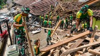 Longsor yang terjadi Minggu malam menyebabkan satu rumah dan kantor desa di Nagreg rusak parah serta tiga warga mengalami luka-luka.