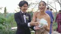 Taskya Namya dan aktor Ari Irham juga mendapat lemparan bunga dari Luna Maya dan Maxime. Taskya Namya juga mendapat bunga melati yang dilempar oleh Luna Maya saat momen siraman. Auto didoakan segera menikah nih. Foto: dok. Instagram Luna Maya