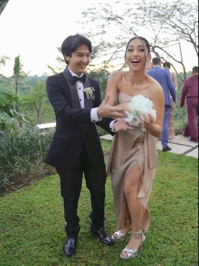 Luna Maya Pasangan penerima bunga pengantin Luna Maya dan Maxime Bouttier.