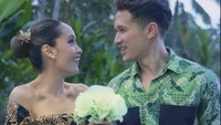 Cinta Laura dan Arya Vasco juga menerima lemparan bunga dari Luna Maya dan Maxime. Semoga hubungan pasangan ini langgeng sampai ke jenjang pernikahan. Foto: dok. Instagram Luna Maya