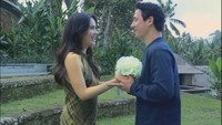 Steffi Zamora dan Nino Fernandez pasangan yang juga mencuri perhatian di pernikahan Luna Maya dan Maxime. Ekspresi Steffi dan Nino saat menerima bunga pengantin yang dilempar Luna dan Maxime. Foto: dok. Instagram Luna Maya