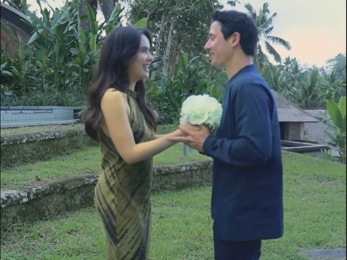 Pasangan penerima bunga pengantin Luna Maya dan Maxime Bouttier.