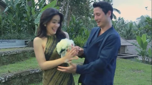 Gemas... Luna Maya Lempar Bunga Pengantin ke Gisel hingga Steffi Zamora
