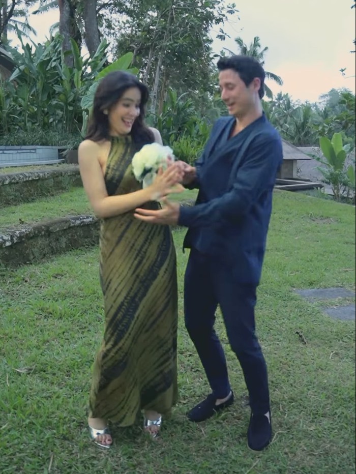 Pasangan penerima bunga pengantin Luna Maya dan Maxime Bouttier.