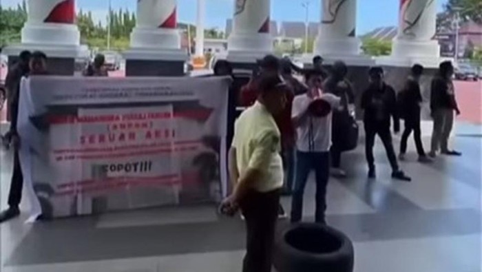 Massa berunjuk rasa dan menerobos masuk ke Kantor Wilayah (Kanwil) Kementerian Hukum (Kemenkum) Sulawesi Selatan (Sulsel) di Makassar.